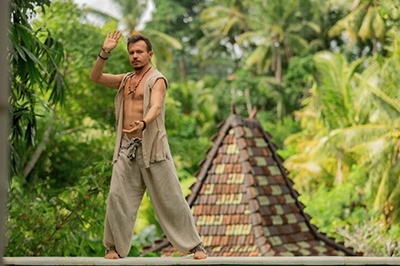 L'uomo sta praticando l'allenamento tai chi