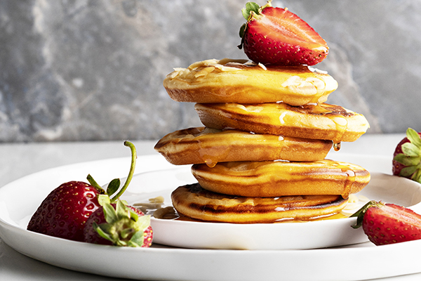 Pila di frittelle di torta di fragole