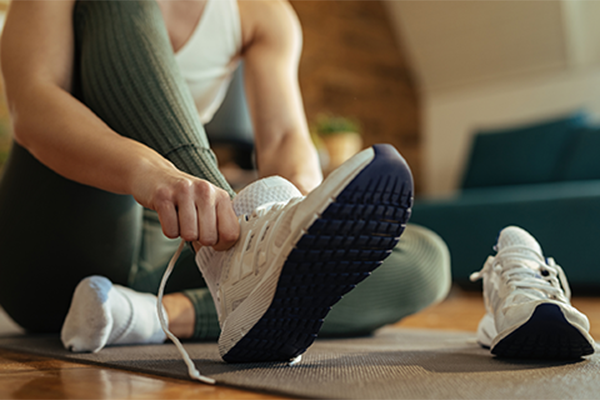 Donna che indossa le scarpe da corsa